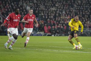 Dortmund's Donyell Malen, right, makes an attempt on goal during the Champions League round of 16 first leg soccer match between PSV Eindhoven and Borussia Dortmund at Philips stadium in Eindhoven, Netherlands, Tuesday, Feb. 20, 2024. (AP Photo/Peter Dejong)