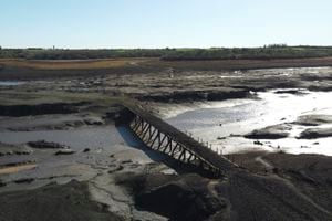 Vista aérea que muestra un puente que emergió debajo del embalse Paso Severino en medio de una severa sequía en Florida, Uruguay, el 28 de junio de 2023.