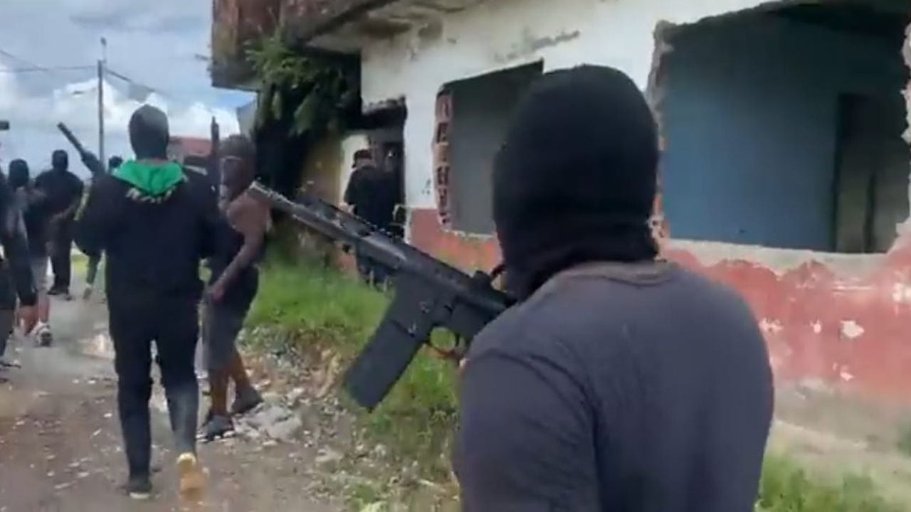 Los miembros de esta banda criminal se pasearon por las calles de Buenaventura con armas de largo alcance.