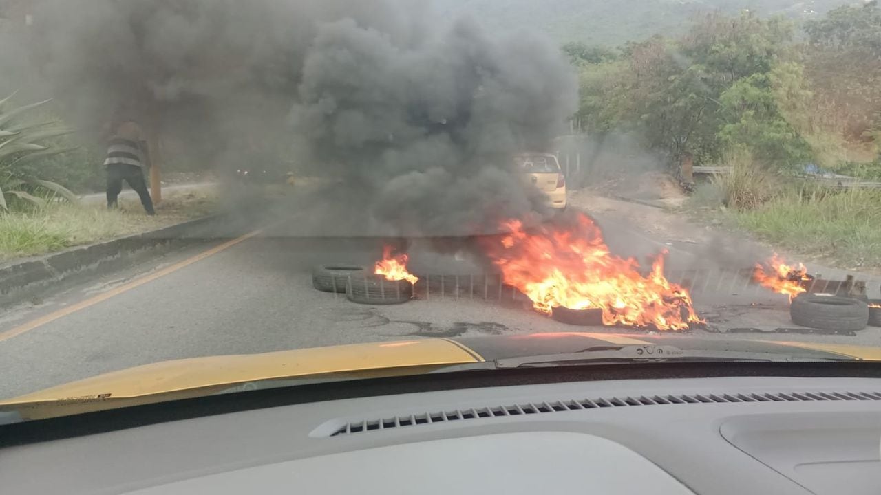 Con quema de llantas y vehículos atravesados en la vía no permiten paso para el Aeropuerto Internacional Palonegro en Bucaramanga.