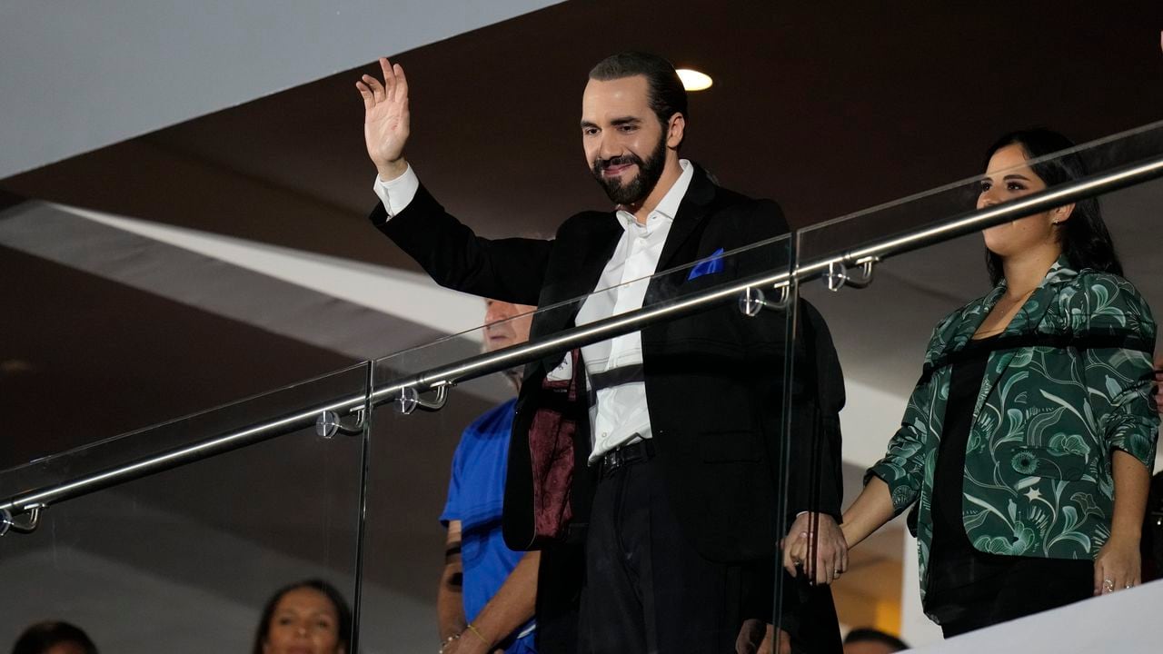 El presidente salvadoreño Nayib Bukele saluda durante la ceremonia inaugural de los Juegos Centroamericanos y del Caribe en San Salvador, el viernes 23 de junio de 2023 (AP foto/Arnulfo Franco)
