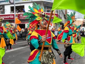 Canto a la tierra: Desfile de colectivos coreográficos que recuerdan la travesía de tribus a la madre tierra, torrentes musicales y dancísticos del legado ancestral andino.