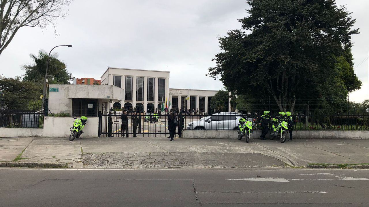 Las honras fúnebres del uniformado se llevan a cabo en el complejo religioso de la Policía Nacional, en Bogotá.