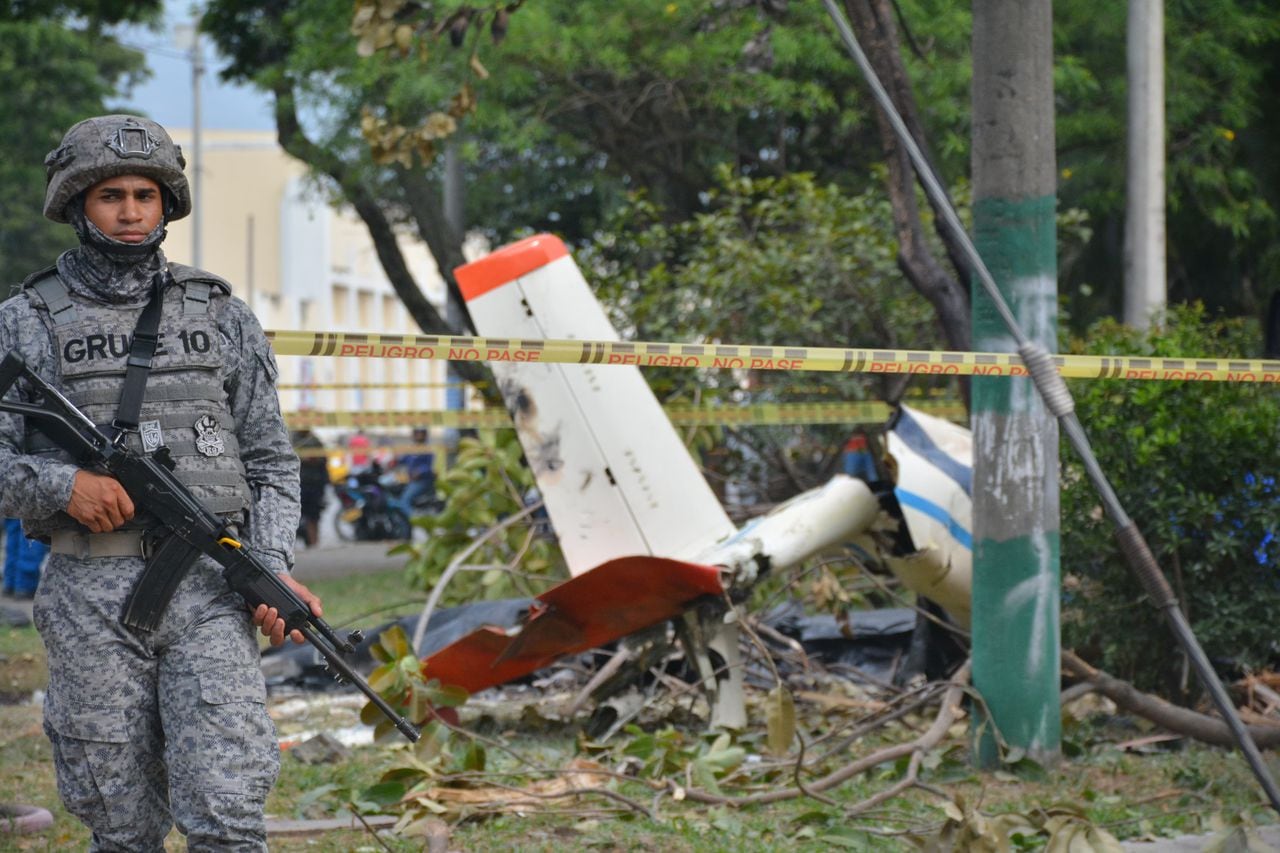 Accidente de avioneta de la FAC en Cali. Foto: Raúl Palacios. El País