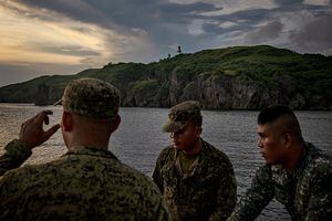 Soldados filipinos montan una barcaza el 29 de junio de 2023 en Basco, Batanes, Filipinas. En medio de la creciente tensión geopolítica entre EE. UU., China y Taiwán, Filipinas está lidiando con las posibles consecuencias.