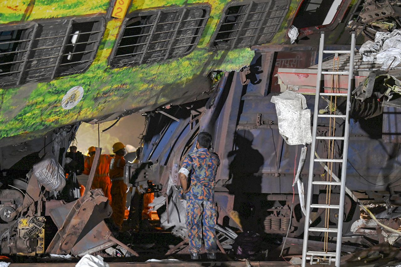 Los equipos de rescate recuperan los cuerpos de las víctimas de los restos del vagón de una colisión de tres trenes cerca de Balasore, en el estado de Odisha, en el este de India, el 3 de junio de 2023.