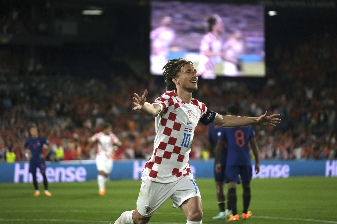 Luka Modric de Croacia celebra después de anotar el cuarto gol de su equipo contra Países Bajos durante el partido de semifinales de la Liga de las Naciones entre Países Bajos y Croacia en el estadio De Kuip en Rotterdam, Países Bajos, el miércoles 14 de junio de 2023. (Foto AP/Patrick Post)