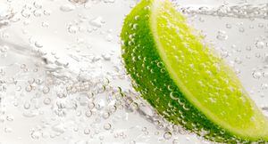 El agua con la que se toma el limón puede ser gasificada.