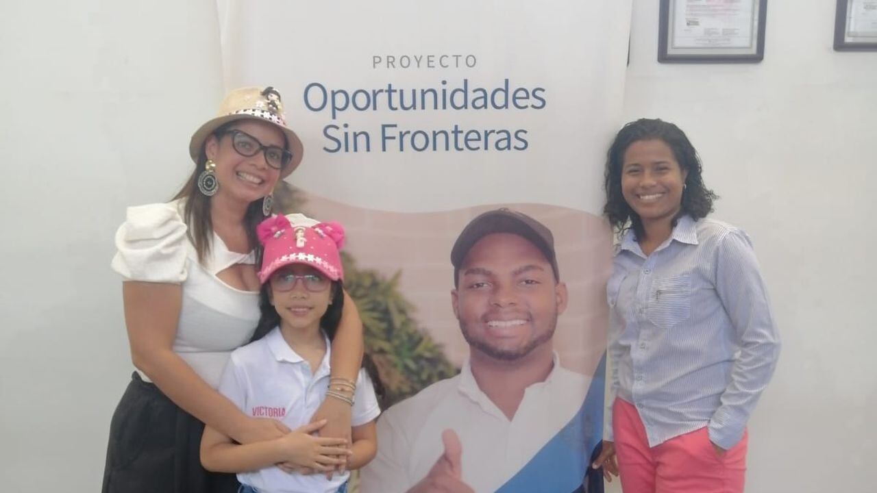 Yesire Tablera y su hija Victoria de los Ángeles Rumbos fueron capacitadas por la Fundación WWB Colombia y el Proyecto Oportunidades Sin Fronteras de USAID. Jennifer Acevedo fue asesora del Proyecto.