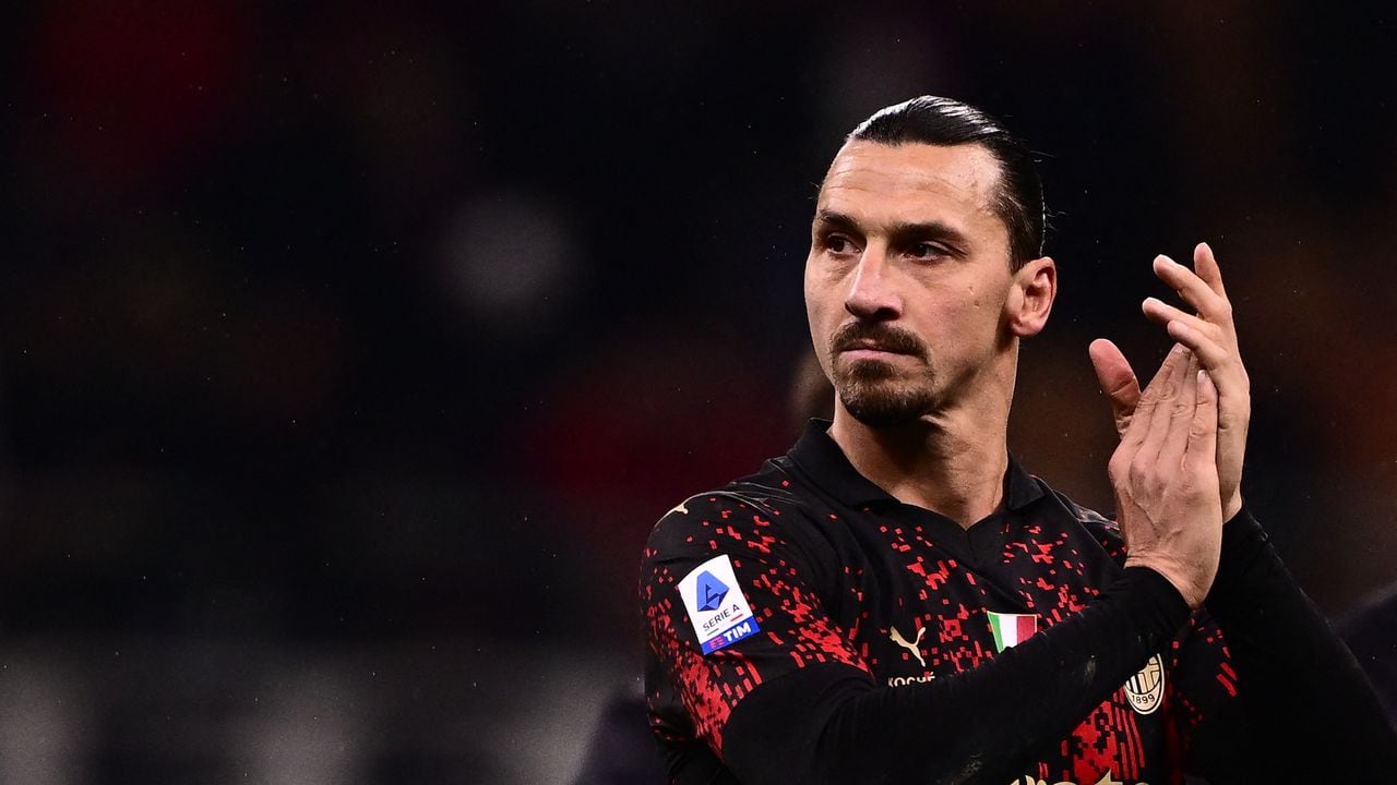 (FILES) AC Milan's Swedish forward Zlatan Ibrahimovic acknowledges the public at the end of the Italian Serie A football match between AC Milan and Atalanta at the San Siro stadium in Milan on February 26, 2023. - Zlatan Ibrahimovic's injury-hit season could be at an end after AC Milan said on April 29, 2023 that the Sweden international has picked up a knock to his right calf adding that there was a "small hope" that he could play before the end of the season, which finishes on the first weekend in June. (Photo by Marco BERTORELLO / AFP)