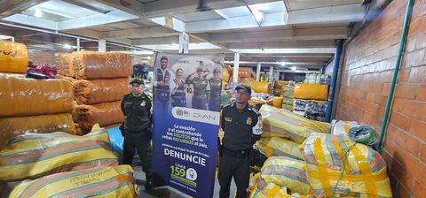 La Policía Aduanera de la DIAN Colombia allanó en Cali el principal centro de acopio del contrabando de Buenaventura.