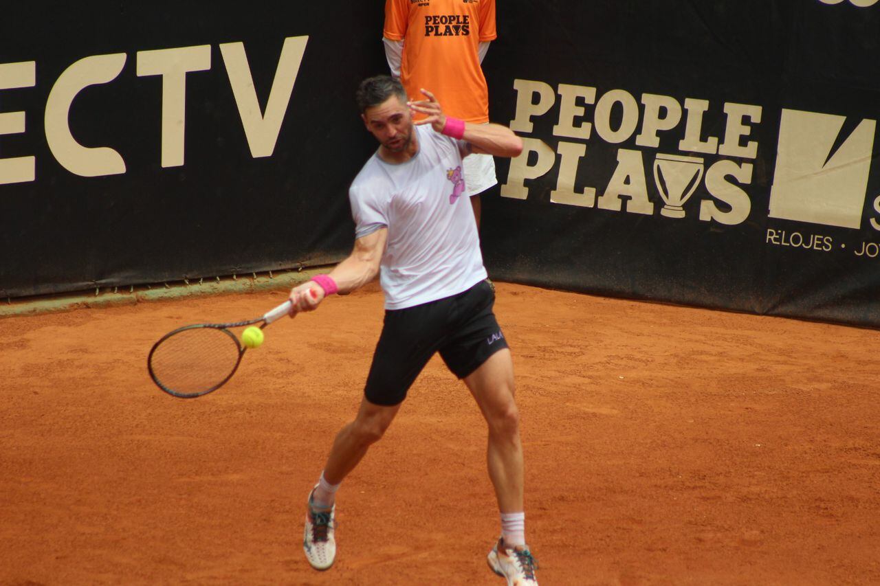 Guido Andreozzi en acción durante del DirecTV Open de tenis en Cali.