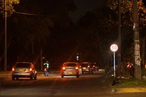 Cali: Informe autopista Simón Bolívar de noche, trancones, zonas oscuras e inseguras, mal estado de la malla vial. foto José L Guzmán. EL País