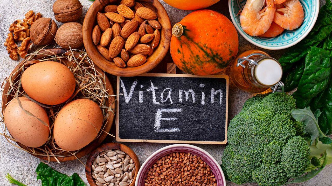 La vitamina E ayuda a controlar la presión arterial.