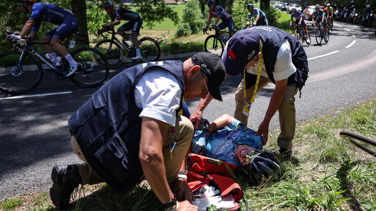 El pedalista español David de la Cruz tuvo que retirarse del Tour de Francia por una fractura de clavícula.