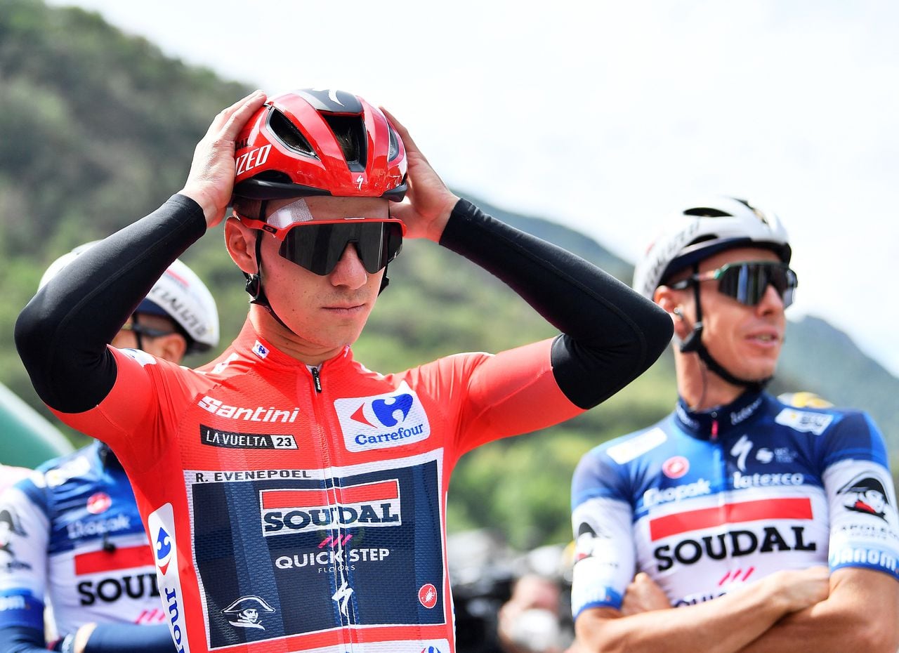 El ciclista belga del equipo Soudal-Quick-Step, Remco Evenepoel, prepara su casco antes de la cuarta etapa de la vuelta ciclista a España 2023, una carrera de 184,6 km desde Andorra la Vella a Tarragona, en Andorra, el 29 de agosto de 2023. (Foto de Pau BARRENA/AFP)