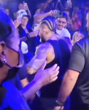 Maluma reaccionó negativamente, después de que un fan le tomara la mano, pero no se conoce el motivo de la reacción del cantante.