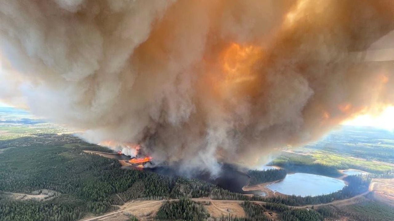 Los incendios han consumido más de 100.000 hectáreas de bosques, según las autoridades de Canadá.