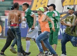 Imágenes del encuentro entre Deportivo Cali y Cortuluá donde los hinchas del Cali invadieron el terreno de juego.