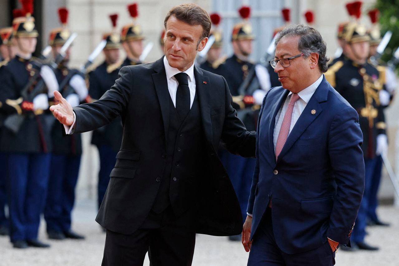 El presidente francés, Emmanuel Macron (Izq.), y el presidente de Colombia, Gustavo Petro,  en el Palacio del Elíseo, al margen de la Cumbre del Nuevo Pacto Financiero Global, en París.