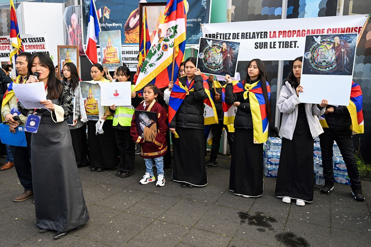 Los manifestantes sostienen la bandera del Tíbet mientras se reúnen durante una manifestación en apoyo del líder espiritual tibetano, el Dalai Lama.