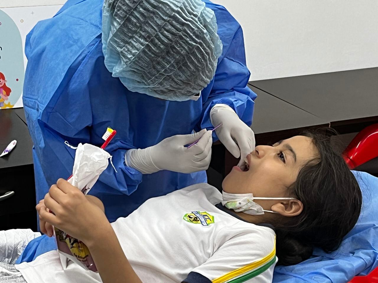 El barniz se adhiere al diente por medio de una aplicación que es indolora, fácil, y rápida, por parte de los profesionales de odontología, que es segura hasta para los niños más pequeños.