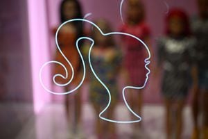 Se ve un perfil gráfico de Barbie en la exhibición interactiva "El mundo de Barbie" el 28 de junio de 2023, en Santa Monica Place en Santa Monica, California. (Photo by Robyn Beck / AFP)