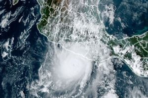 El huracán Otis el 24 de octubre de 2023 se fortaleció hasta convertirse en una gran tormenta de categoría 3 mientras se dirigía hacia la costa del Pacífico sur de México, dijo el Centro Nacional de Huracanes (NHC) de Estados Unidos.