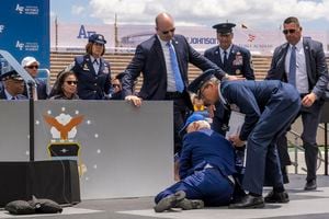 El presidente Joe Biden cae en el escenario durante la ceremonia de graduación de la Academia de la Fuerza Aérea de los Estados Unidos de 2023 en el Falcon Stadium, el jueves 1 de junio de 2023, en la Academia de la Fuerza Aérea de los Estados Unidos en Colorado Springs, Colorado 