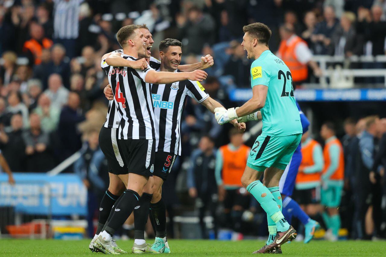 Jugadores del Newcastle celebraron la clasificación del equipo a la Champions League 2023 / 2024.