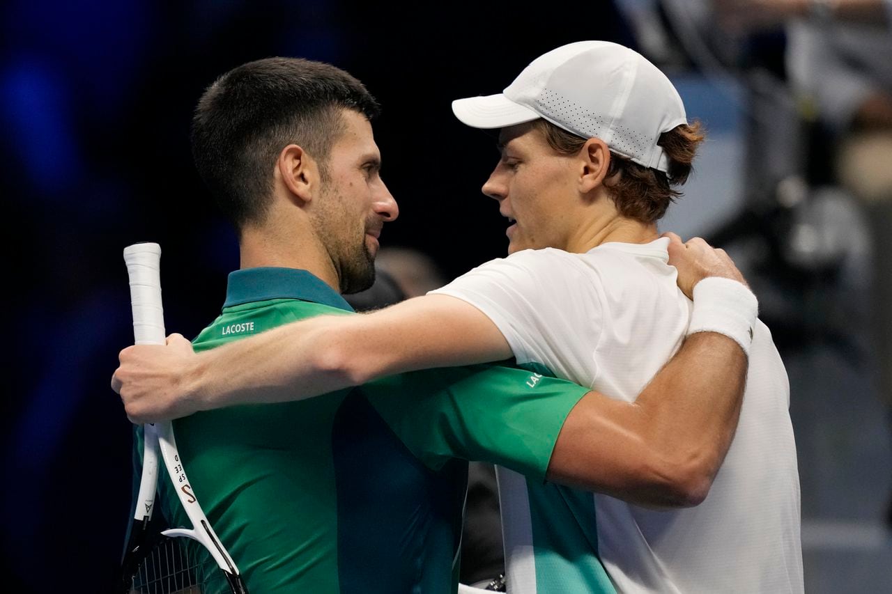 El italiano Jannik Sinner (derecha) abraza al serbio Novak Djokovic, tras derrotarlo en las Finales de la ATP, el martes 14 de noviembre de 2023 (AP Foto/Antonio Calanni)