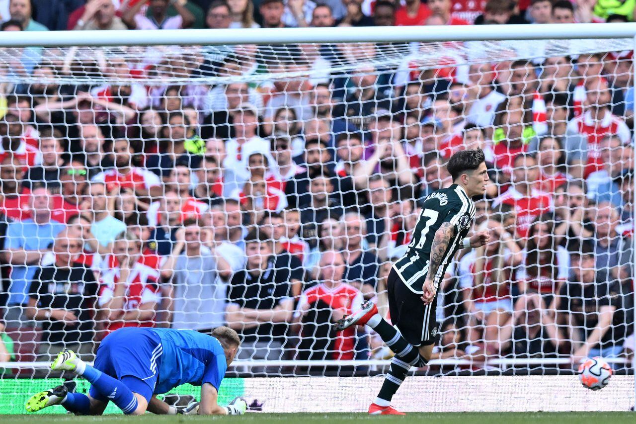 Momento en el que el argentino Garnacho del Manchester United anota un gol,, que posteriormente fue anulado por fuera de lugar.