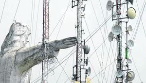 Alrededor de Cristo Rey hay una gran cantidad de antenas y cables que le llevan internet a la comunidad que vive en ese sector. No obstante, habitantes de esa zona dicen que la señal suele caerse habitualmente en la parte en donde está ubicada la estatua.