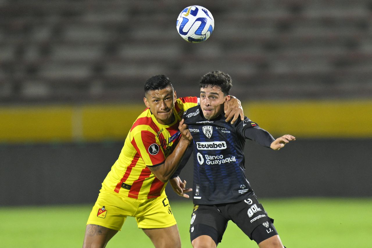 Jhonny Vásquez disputa se enfrenta con el argentino Faravelli de Independiente del Valle.