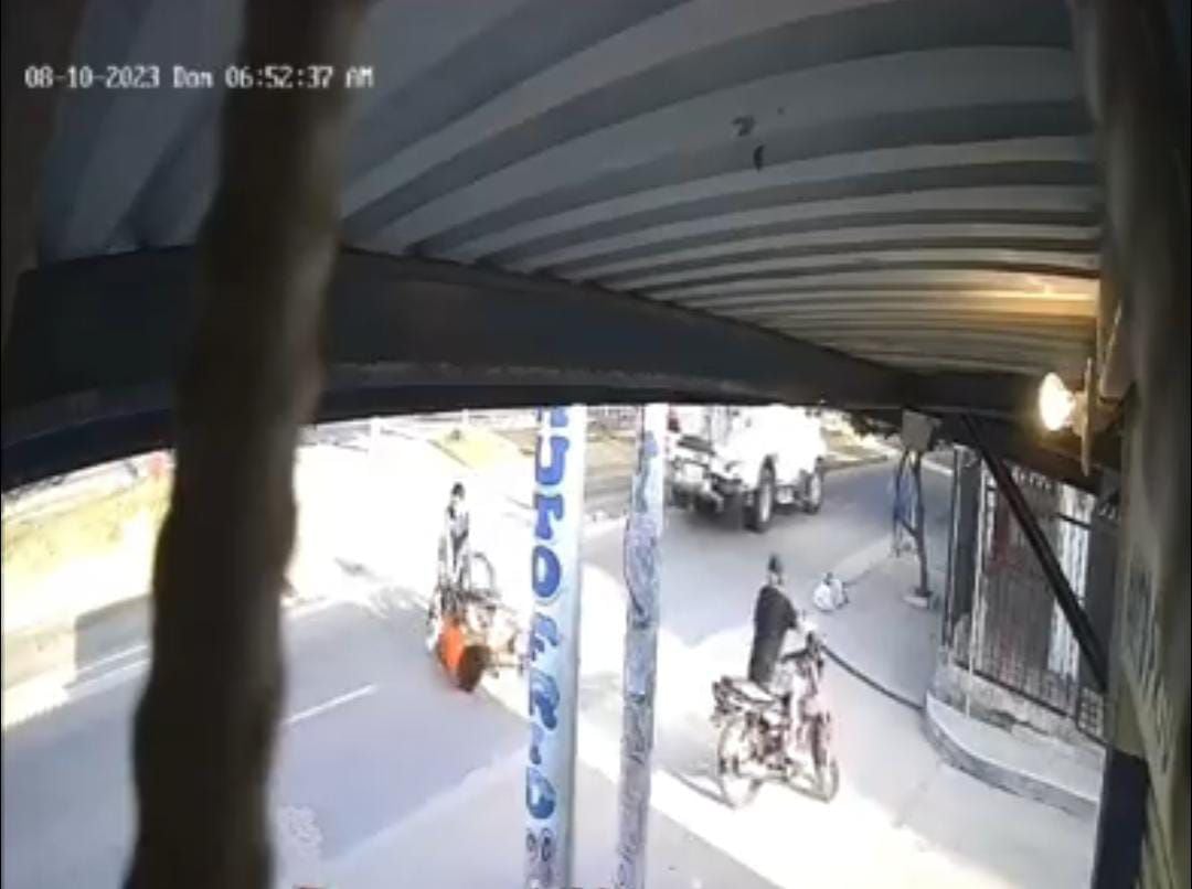 El ciclista no permitió que le fuera hurtada su bicicleta.