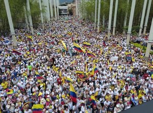 Vista aérea de manifestantes marchando contra el gobierno del presidente colombiano Gustavo Petro por las reformas de salud y pensiones en Medellín, Colombia, tomada el 21 de abril de 2024. (Foto de JAIME SALDARRIAGA / AFP)