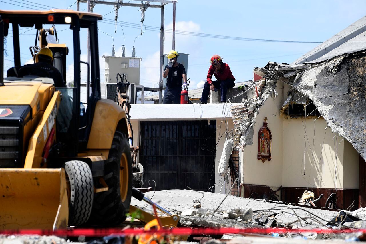 Rescatistas y miembros de Protección Civil retiran una bolsa entre los escombros después de que el techo de una iglesia se derrumbara durante un bautismo en Ciudad Madero, estado de Tamapulipas, México, el 2 de octubre de 2023