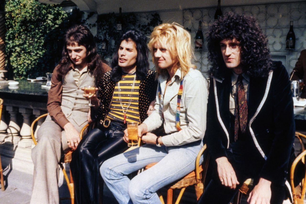 Miles de artículos pertenecientes al carismático líder de Queen, Freddie Mercury, desde manuscritos de los mayores éxitos de su banda hasta muebles, pinturas y chucherías, se subastan en Londres.