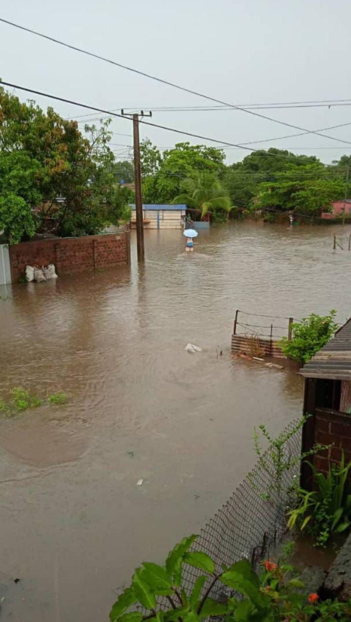 Varias personas han tenido que ser evacuadas de sus viviendas para evitar tener consecuencias fatales por las lluvias.