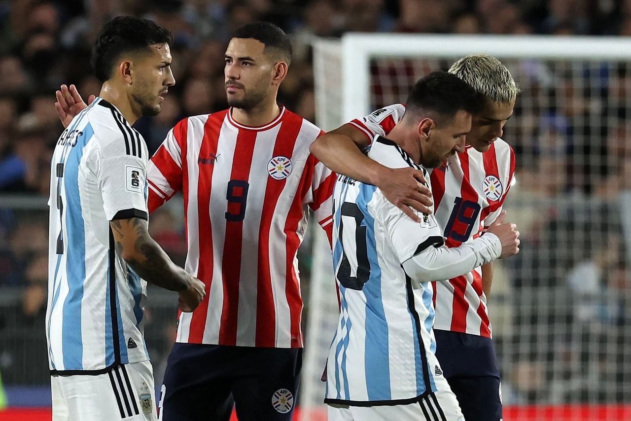 Argentina's forward Lionel Messi (2-R) and Paraguay's forward Ramon Sosa, and Argentina's midfielder Leandro Paredes (L) and Paraguay's forward Antonio Sanabria greet each other at the end of the 2026 FIFA World Cup South American qualification football match between Argentina and Paraguay at the Mas Monumental stadium in Buenos Aires, on October 12, 2023. (Photo by Alejandro PAGNI / AFP)