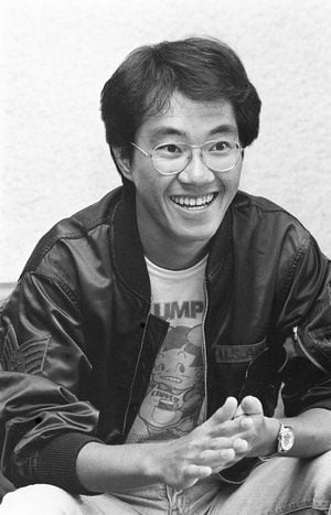 Esta fotografía en blanco y negro tomada en mayo de 1982, muestra al artista de manga japonés Akira Toriyama, cuya muerte fue anunciada el 8 de marzo de 2024. (Photo by JIJI Press / AFP) / Japan OUT