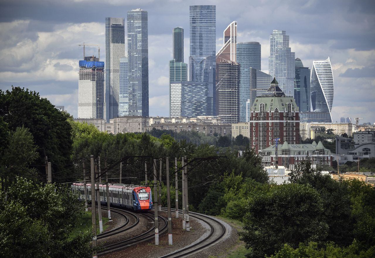 Un tren pasa frente a los rascacielos del Centro Internacional de Negocios de Moscú.