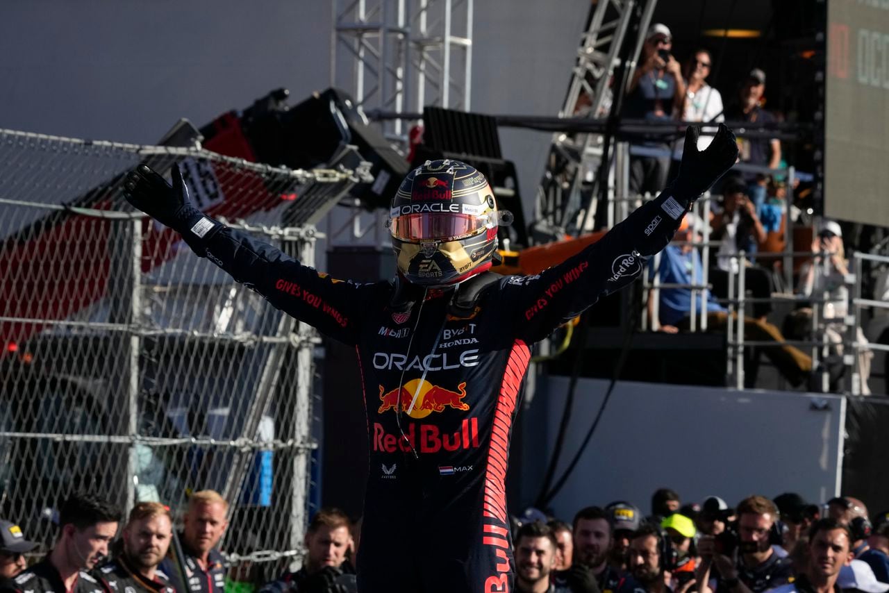 Max Verstappen, de Holanda, conduce su Red Bull seguido por el piloto de Ferrari Charles Leclerc de Mónaco durante la carrera automovilística del Gran Premio de México de Fórmula Uno en el autódromo Hermanos Rodríguez en la Ciudad de México, el domingo 29 de octubre de 2023. (Foto AP/Fernando Llano)
