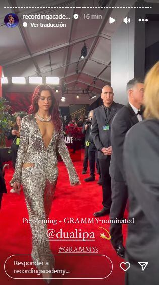 Dua Lipa llegó a los Grammy con un sensual traje plateado.