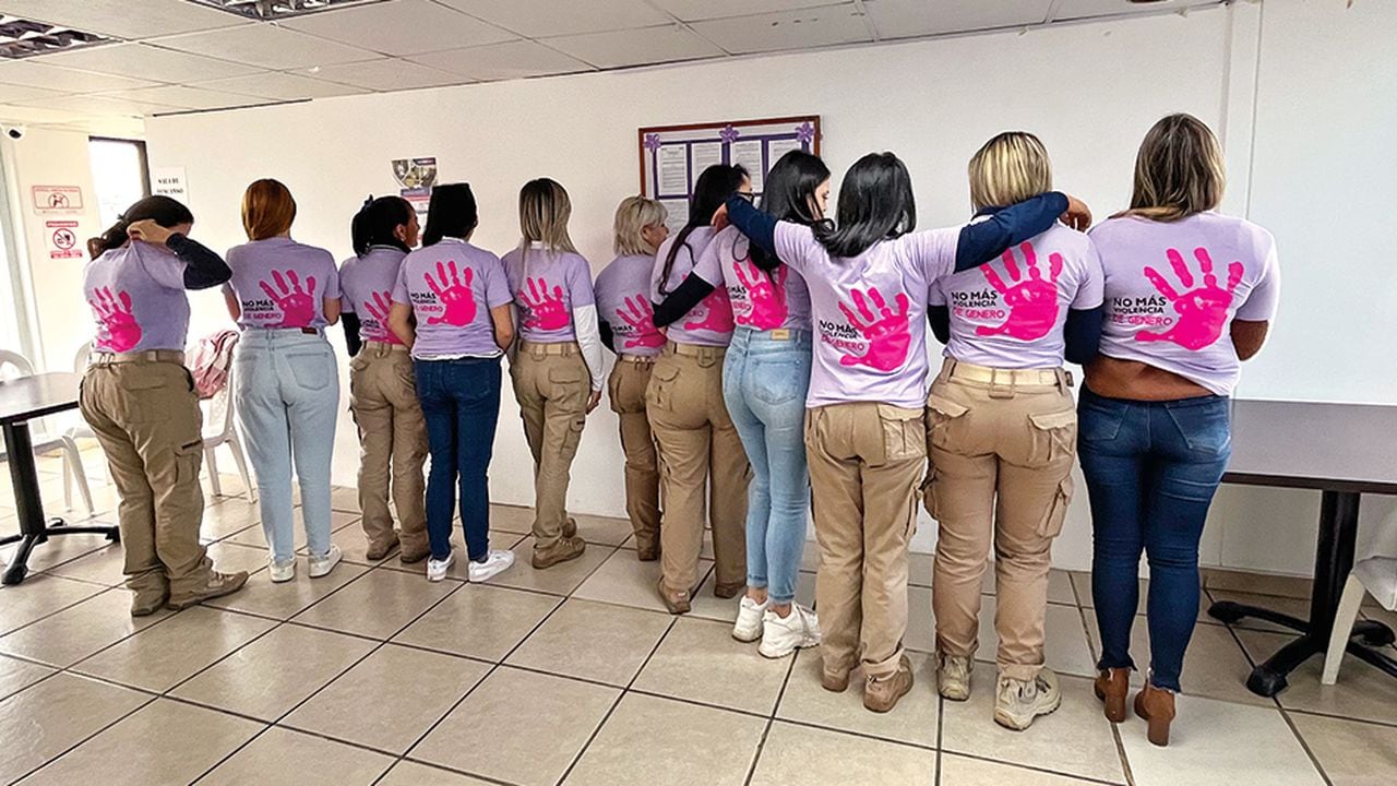   Cincuenta mujeres portaron camisetas que piden detener el acoso sexual en las oficinas de Migración Colombia.