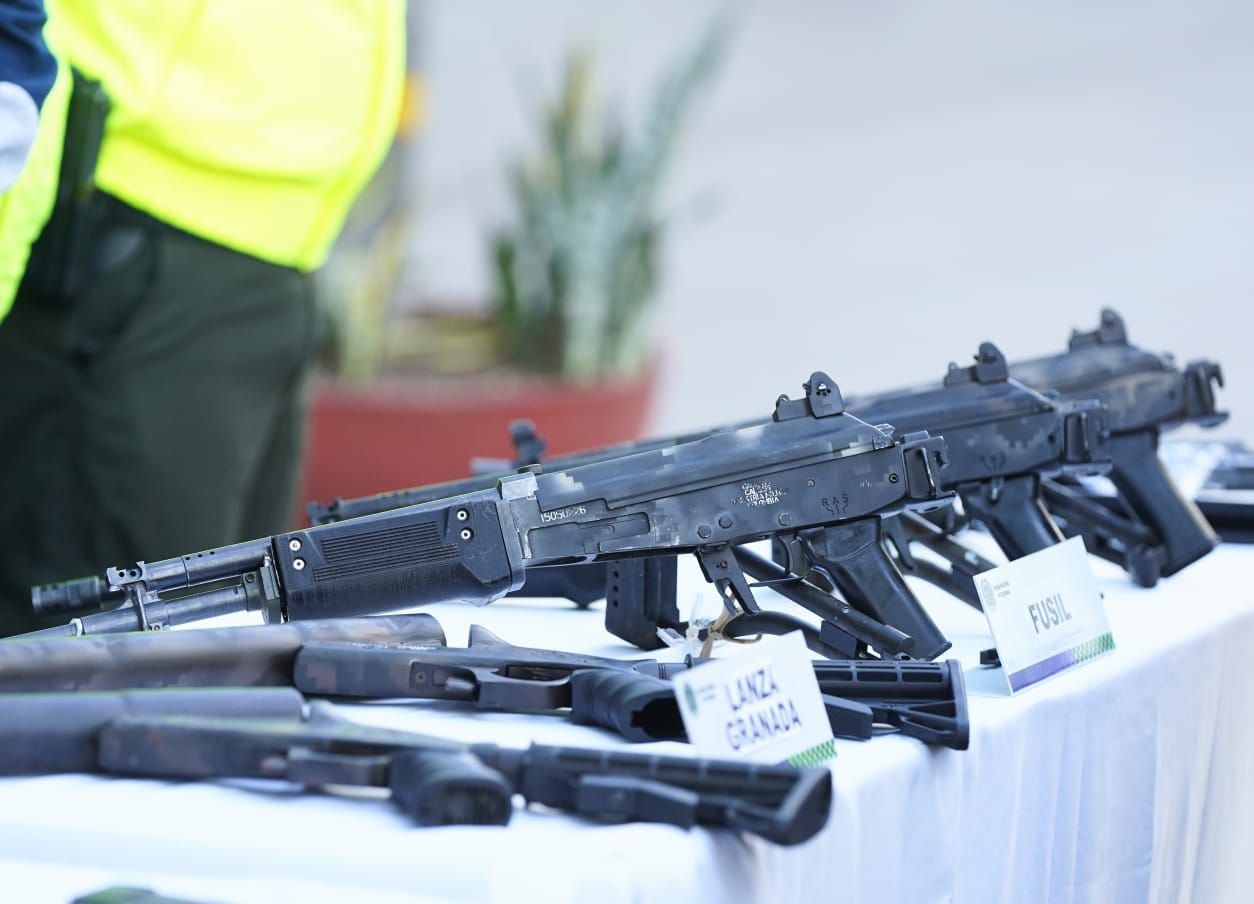 Entre las armas incautadas hay varios fusiles.