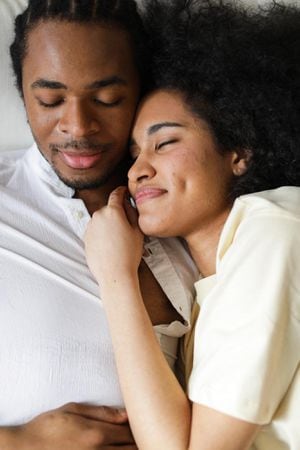 Tener relaciones sexuales brinda varias ventajas: ayuda a regular el sueño, disminuye las migrañas, fortalece el sistema inmune, eleva la autoestima, mejora el estado de ánimo y genera relaciones más sanas.