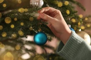 Más allá de la estética: el significado profundo de colocar bolas azules en su árbol navideño.