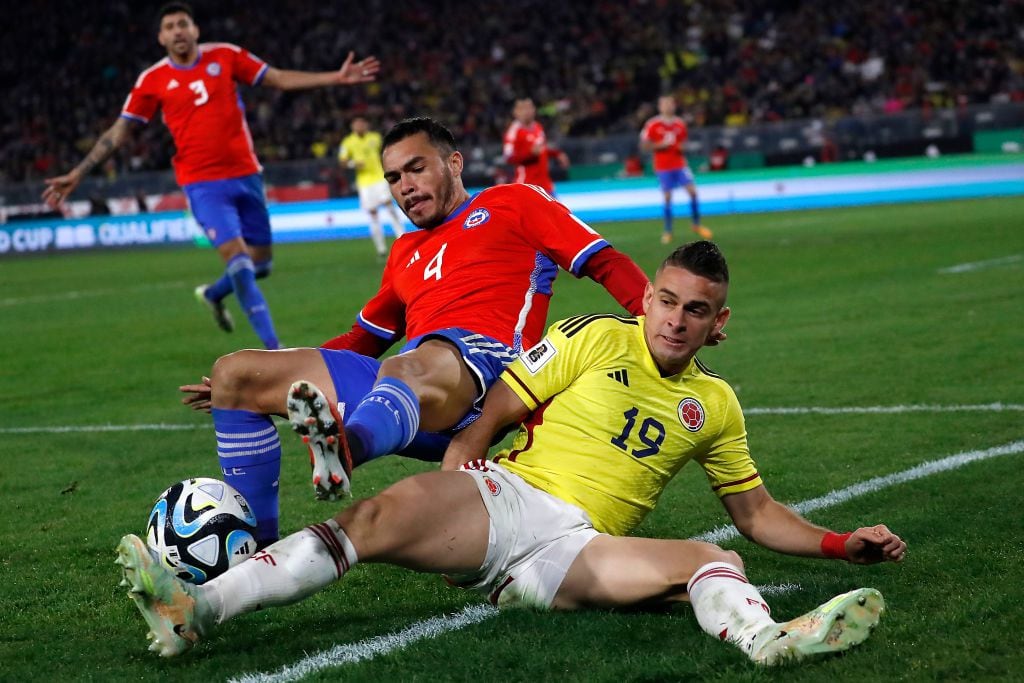 SANTIAGO, CHILE - SEPTEMBER 12: Gabriel Suazo competes for the ball with Rafael Santos Borre of Colombia during a FIFA World Cup 2026 Qualifier match between Chile and Colombia at Estadio Monumental David Arellano on September 12, 2023 in Santiago, Chile. (Photo by Marcelo Hernandez/Getty Images)
