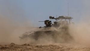 Un vehículo blindado de transporte de personal (APC) israelí maniobra cerca de la frontera entre Israel y Gaza, en medio del conflicto en curso entre Israel y el grupo islamista palestino Hamas, en Israel, el 15 de abril de 2024.